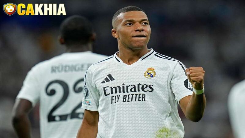 Kylian Mbappe kiếm được 100 triệu USD mỗi năm