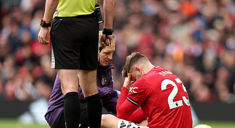 Luke Shaw chấn thương rời sân trong một tình huống khá bất ngờ