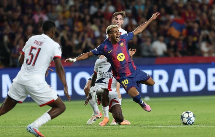 Yamal là tiền đạo cánh phải của Barcelona và ĐTQG Tây Ban Nha